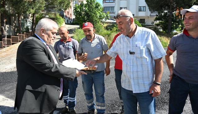 İşçilere tatlı ve meşrubat ikramında bulunuldu