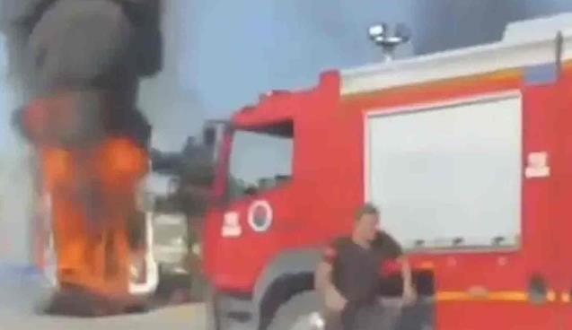 Alevlerin içinden hastasını kurtardı...
