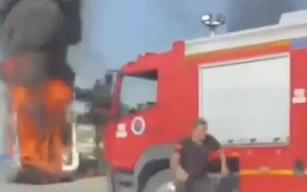 Alevlerin içinden hastasını kurtardı...