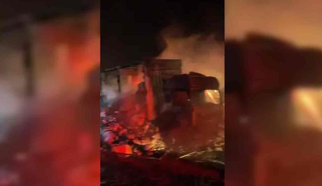 TIR yanarak kullanılamaz hale geldi…