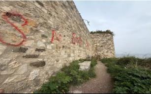 Tarihi kalenin duvarlarını sprey boyayla boyadılar...