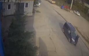 Yaşlı adama çarptı. O anlar kameraya yansıdı…