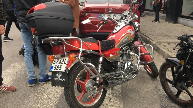 Otomobille motosiklet çarpıştı…