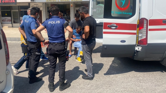 Alkolün de etkisiyle dengesini kaybederek yere düştü...