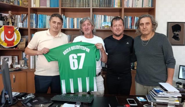 Gazeteciler Cemiyeti 'ne ziyaret...Forma Hediye ettiler...