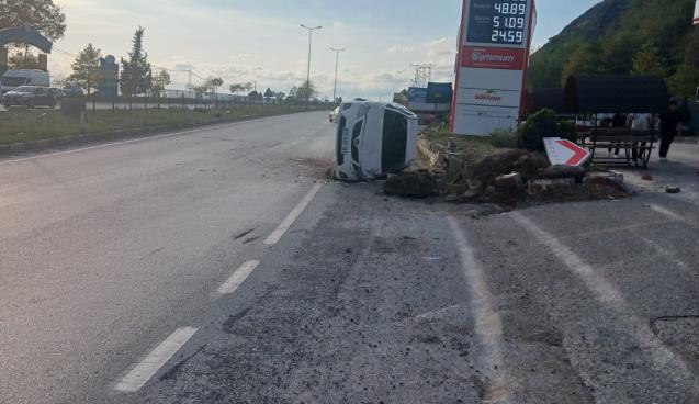 Önce bariyere, sonra reklam panosuna...