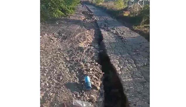 Aşırı yağışlardan sonra yolda derin çukurlar oluştu...
