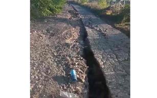 Aşırı yağışlardan sonra yolda derin çukurlar oluştu...