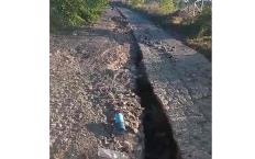 Aşırı yağışlardan sonra yolda derin çukurlar oluştu...