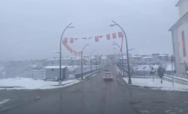 Beyaz örtüye büründü,Kar kalınlığı 60 santimetreye ulaştı...