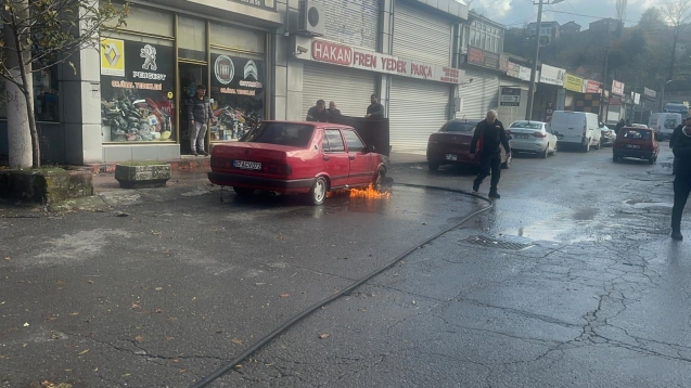 Park halindeki otomobil alevlere teslim oldu...