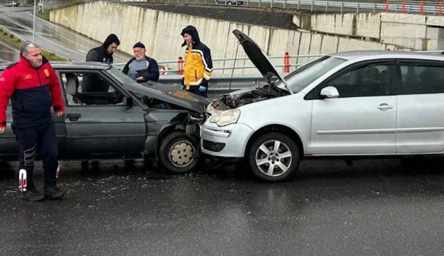 Kavşakta kafa kafaya çarpıştılar...