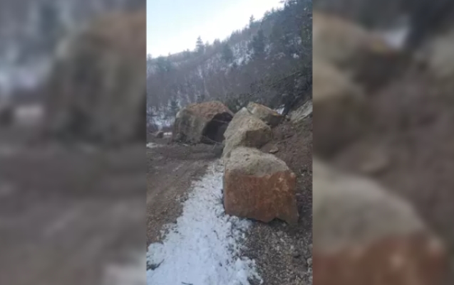 Köy yolunda heyelan... Ulaşıma kapandı...
