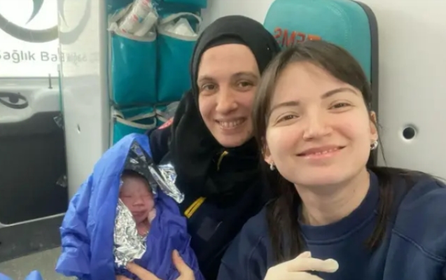 Ambulansta doğum yaptı...