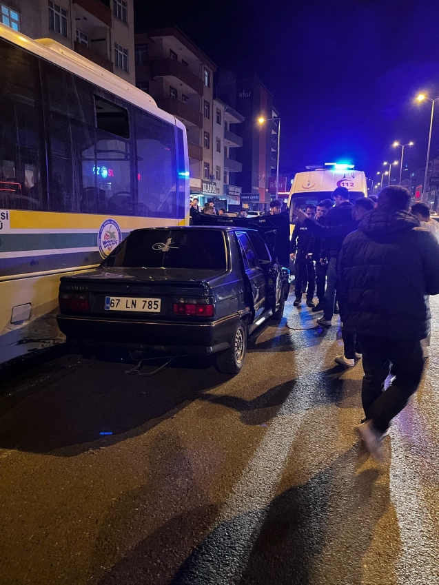 Otomobil halk otobüsüne çarparak durabildi..