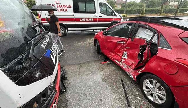 Yolcu midibüsü ile otomobil çarpıştı: 5 yaralı