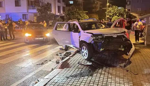 Otomobil polis aracıyla çarpıştı: 2 polis yaralı