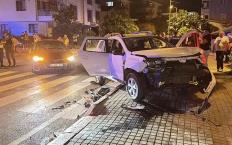 Otomobil polis aracıyla çarpıştı: 2 polis yaralı