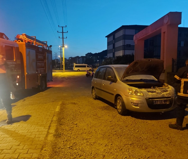 Seyir halindeki otomobil, alevlere teslim oldu.