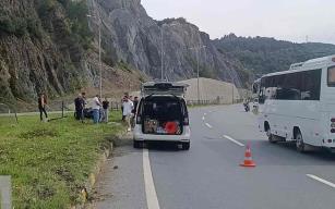 Yoldan çıktı… Motosikleti ile refüje uçtu…