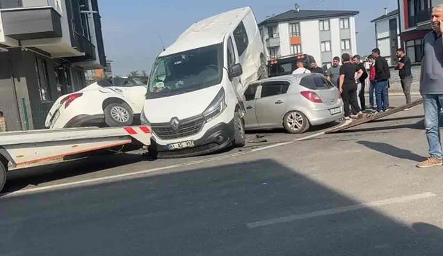 Feci kaza …Otomobil ve minibüs çarpıştı…