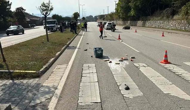 Yaya geçidinde kaza …Otomobil  elektrikli bisiklete çarptı…