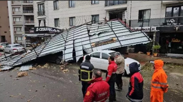 Kuvvetli fırtınada çatı uçtu...