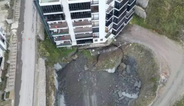 İnşaat alanında toprak kayması... Tahliye edildiler...