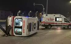 Ambulans devrildi; 3 sağlık personeli yaralı...