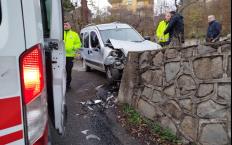 İstinat duvarına çarptı... Yaralılar var...