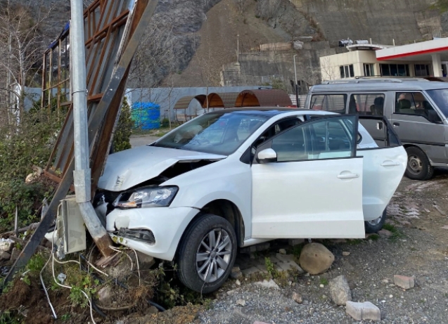 Hakimiyetini kaybetti , direğe çarptı...2 kişi yaralı...