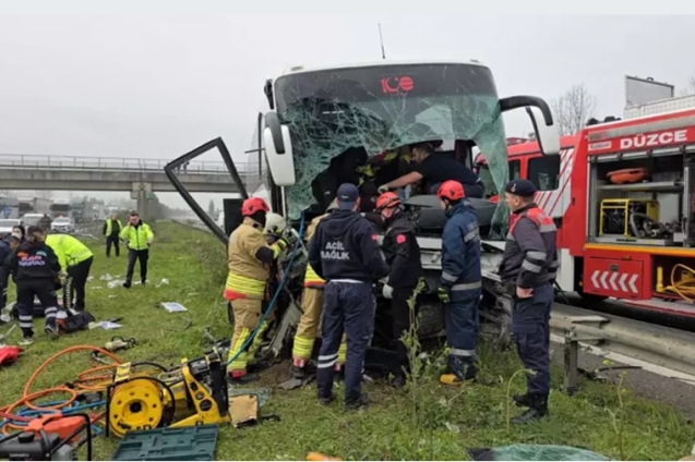 Bariyerlere çarptı 17 kişi yaralandı...