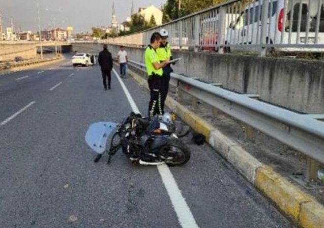 Otomobille çarpışan motosikletin sürücüsü öldü !