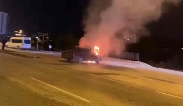 Korkutan anlar… Otomobil alev aldı…