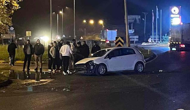 Kavşakta kontrolü kaybetti… Yaralılar var…