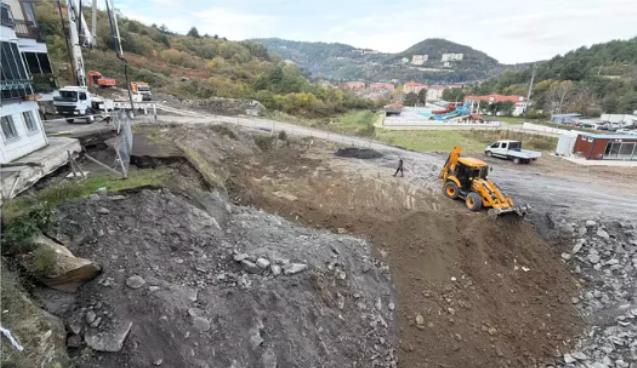 70 kişi tahliye edilmişti; çöken alan toprakla dolduruluyor