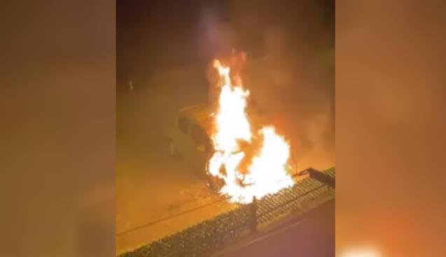 Park halindeki otomobil alev alev yandı...