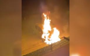 Park halindeki otomobil alev alev yandı...