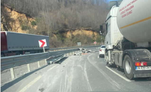 TIR'ın üzerinden dökülen malzemeler trafiği aksattı