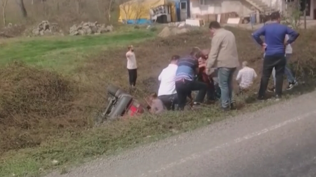 Otomobil şarampole yuvarlandı... Sürücü Yaralandı...