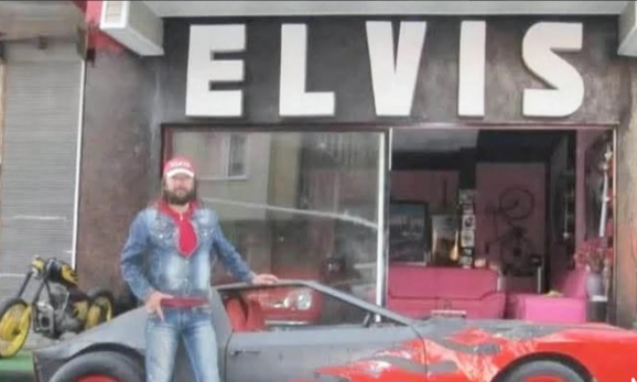 Elvis'ten haber var... Bana şaka yaptılar...