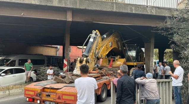 İş makinesi Fevkani Köprüsü'ne sıkıştı