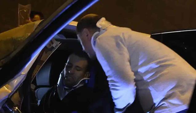 Otomobilde sıkışan sürücüyü yaralı babası yalnız bırakmadı…