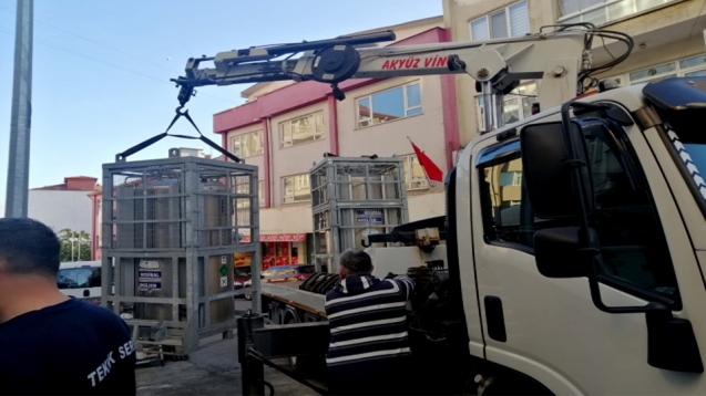Hastalar için oksijen tüplerini bedava taşıyor...