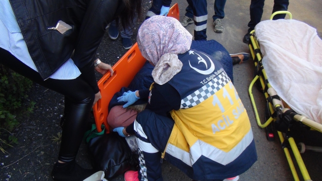 Kamyonetin altın da kalan yaşlı kadın ağır yaralandı