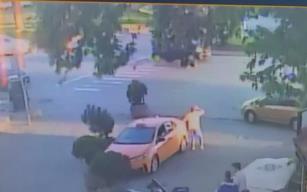 Yaya geçidinde yayaya çarptı... O anlar kamerada...