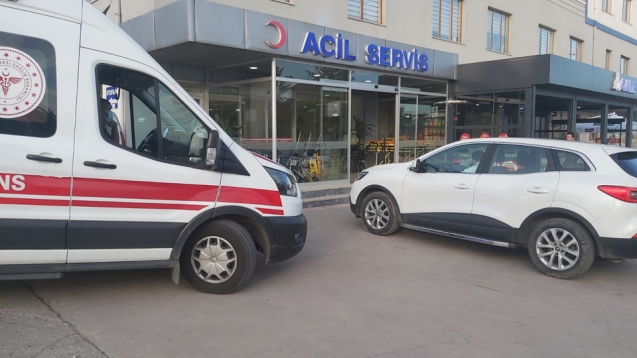 Ambulans sürücülerine zor anlar yaşatıyor.