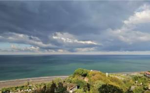 Aynı anda gökkuşağı ve hortum...