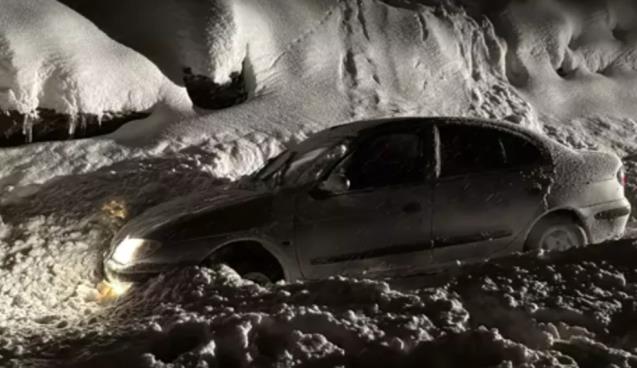 Kar yağışı etkisini gösteriyor... Araçlar kar altında kaldı