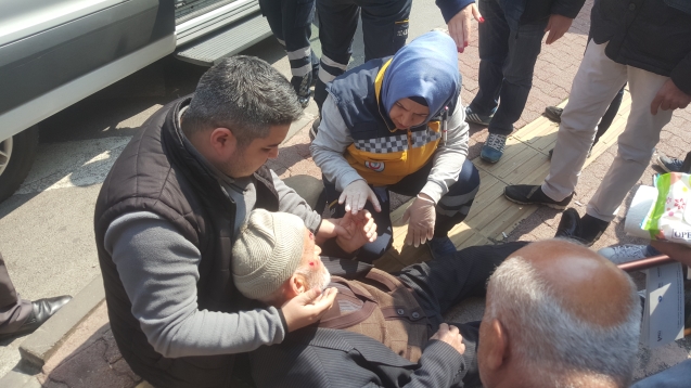 Yaşlı adam düştü, vatandaş tepki gösterdi…